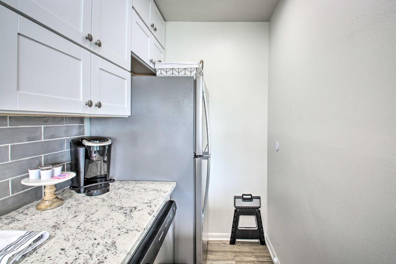 Apartment Getaway With Balcony And Access!