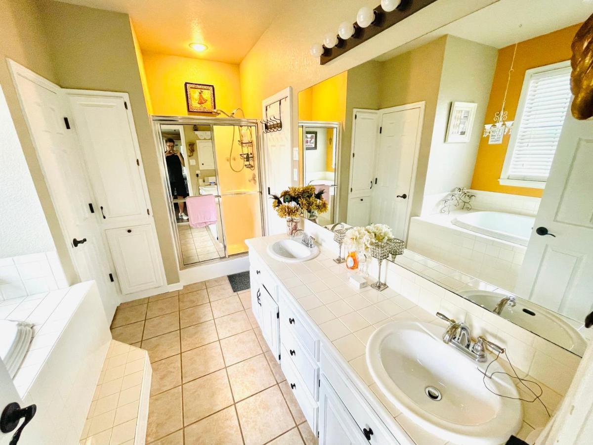 Hamilton Pool House With Cabana And New Hot Tub! Holiday home *