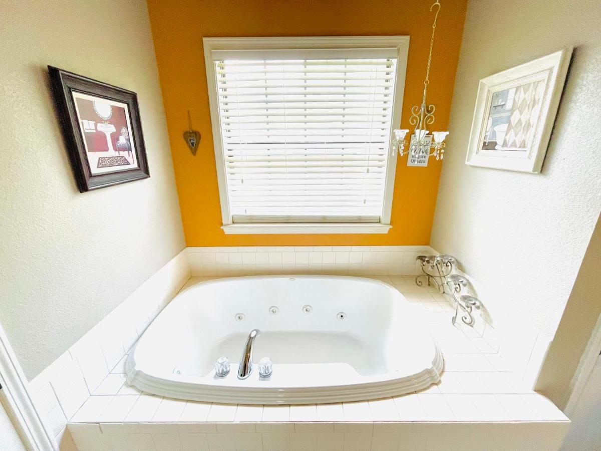 Hamilton Pool House With Cabana And New Hot Tub! Holiday home