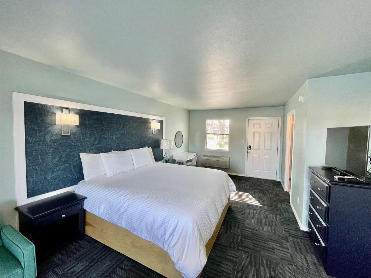 The Hamilton - Lakefront & Suites, *