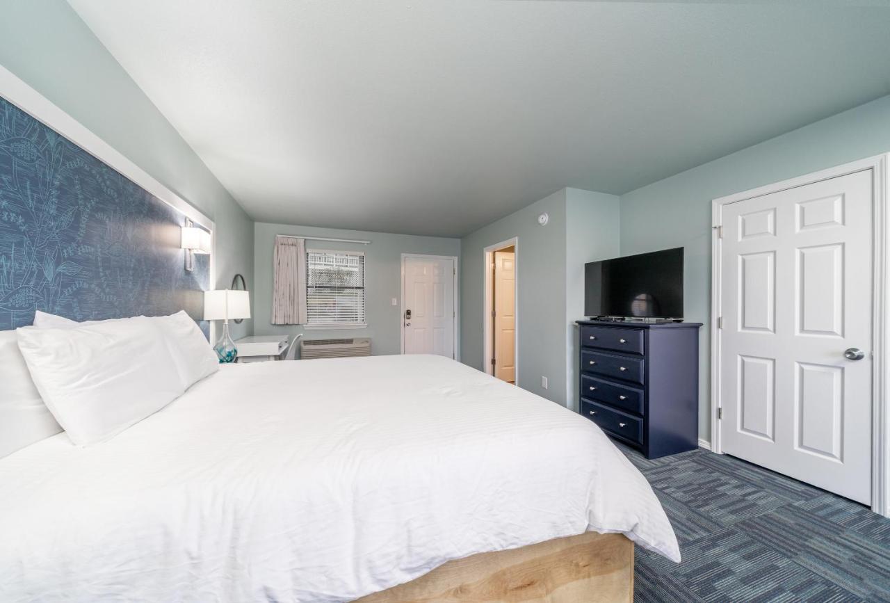 The Hamilton - Lakefront & Suites,