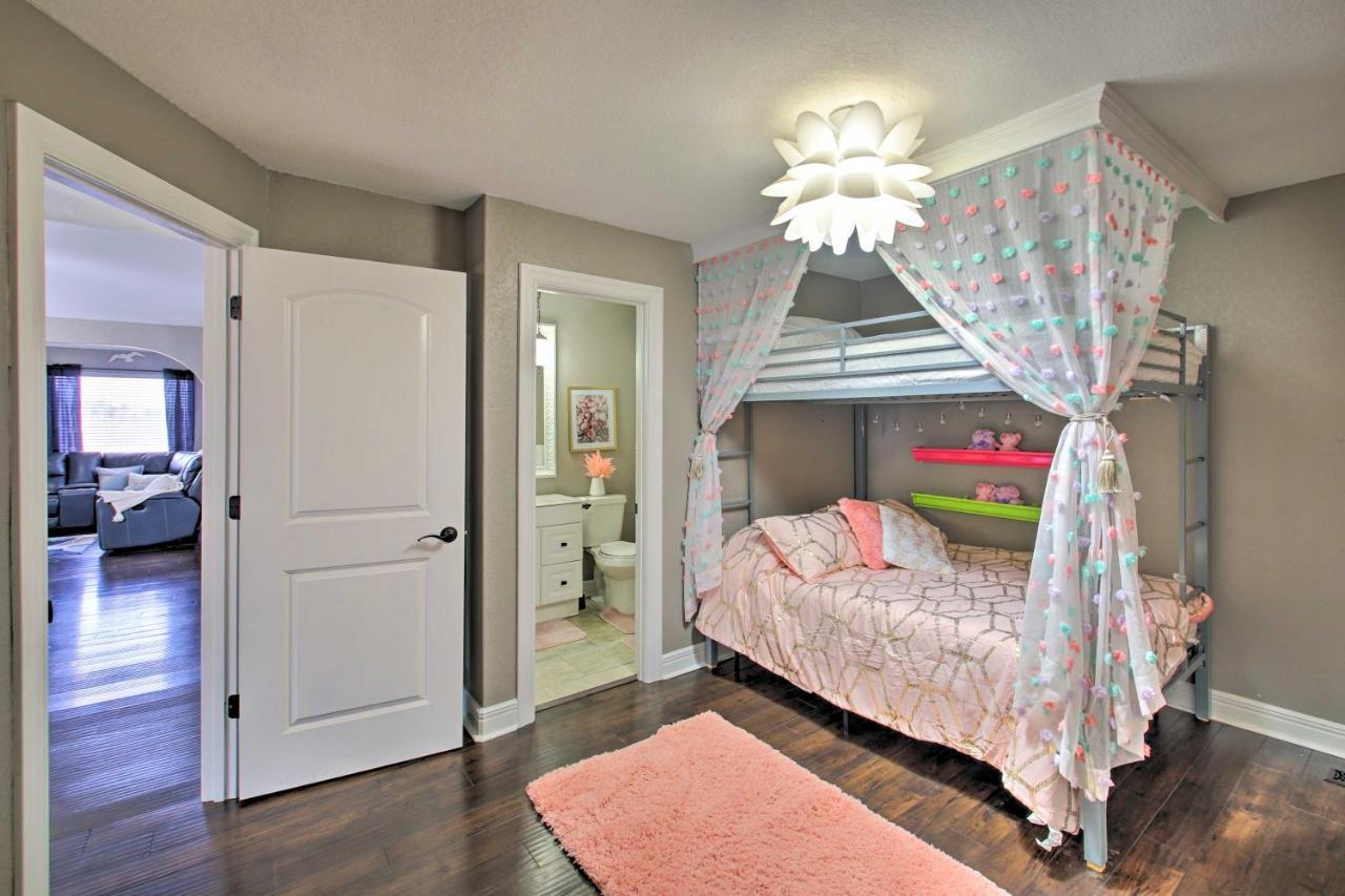 Waterfront Escape With Hot Tub! Holiday home Hot Springs