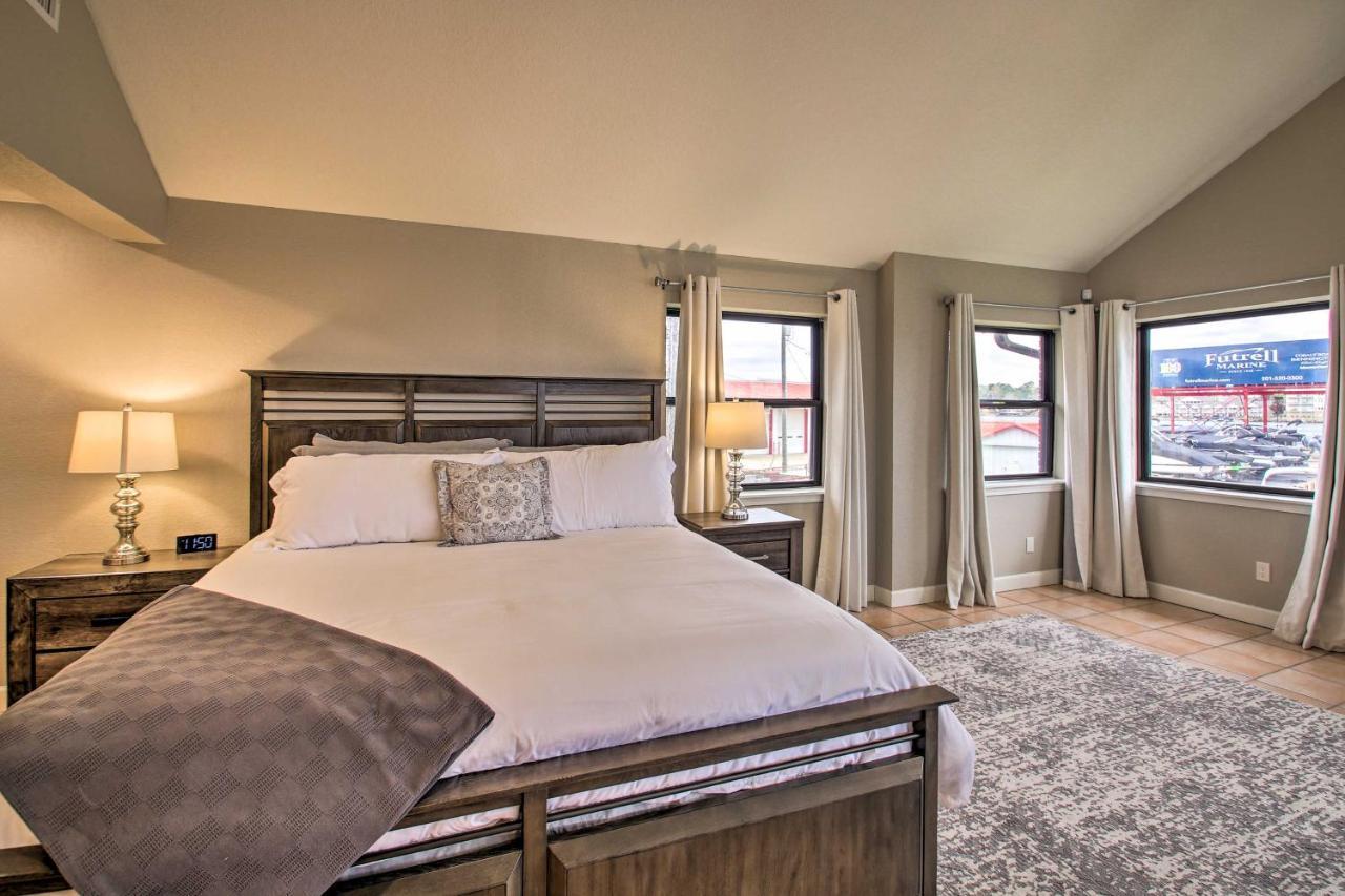Holiday home Pet-friendly Lakefront Gem In With Docks *