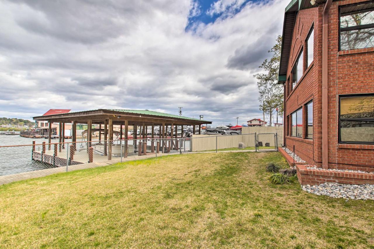 Pet-friendly Lakefront Gem In With Docks