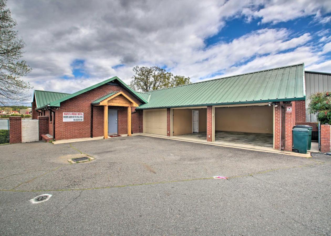 Pet-friendly Lakefront Gem In With Docks Holiday home *