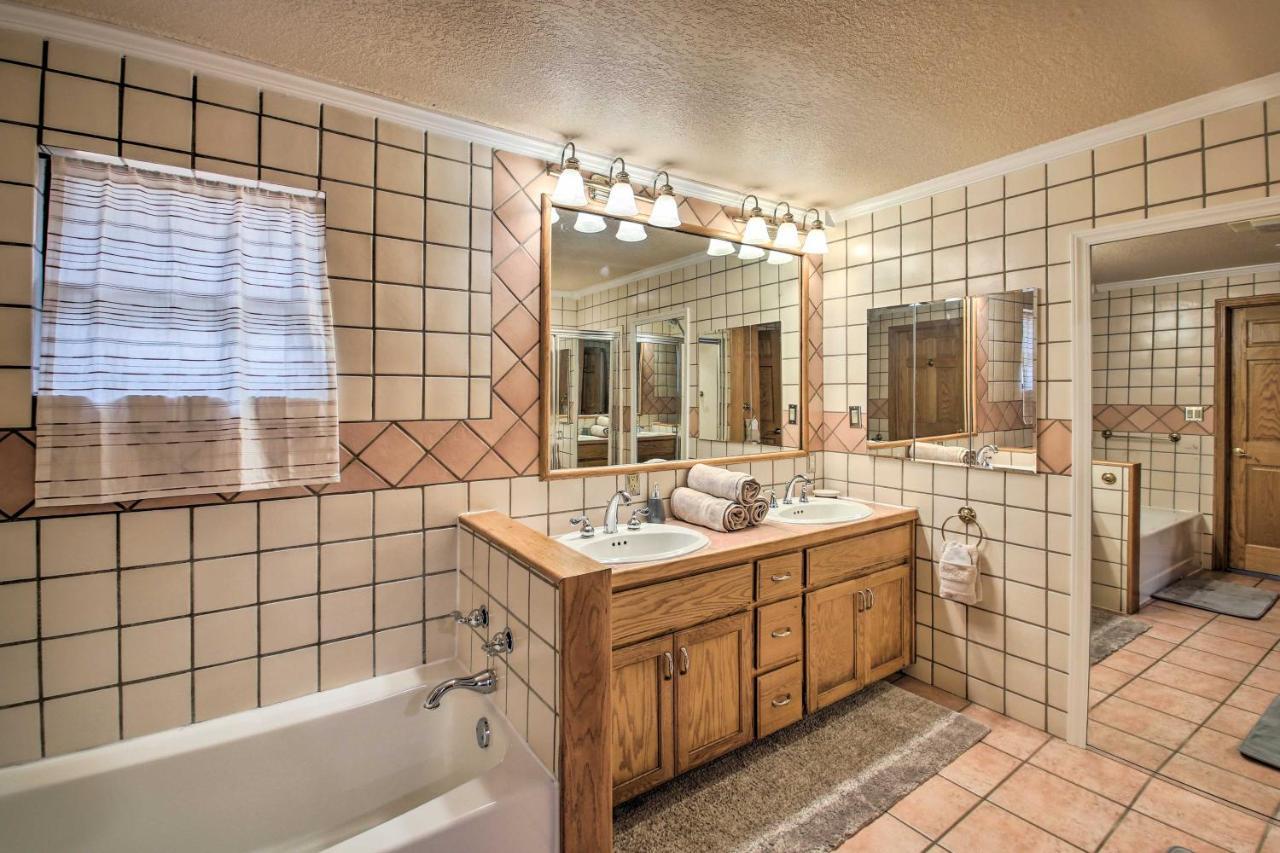 Pet-friendly Lakefront Gem In With Docks *