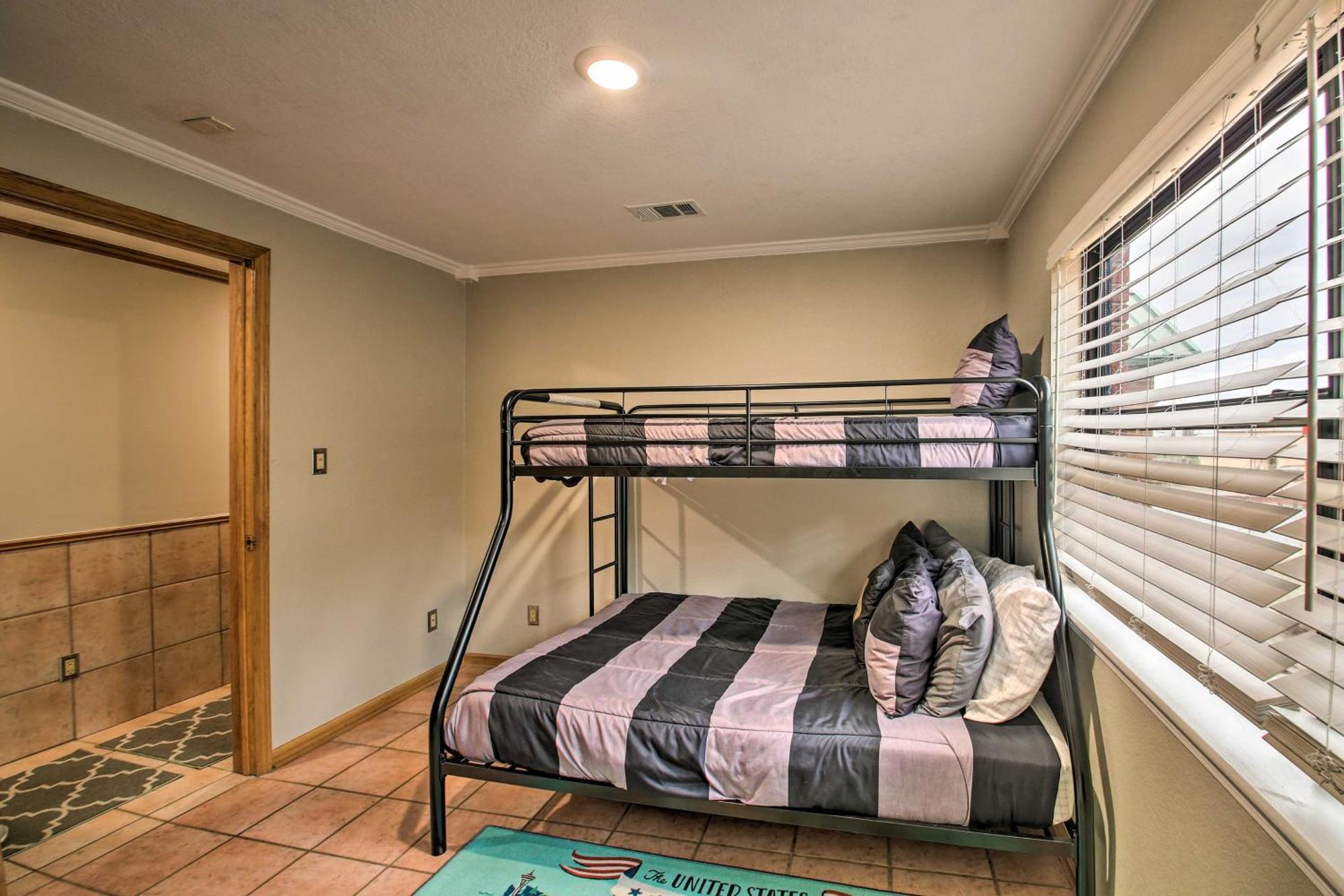 Pet-friendly Lakefront Gem In With Docks *