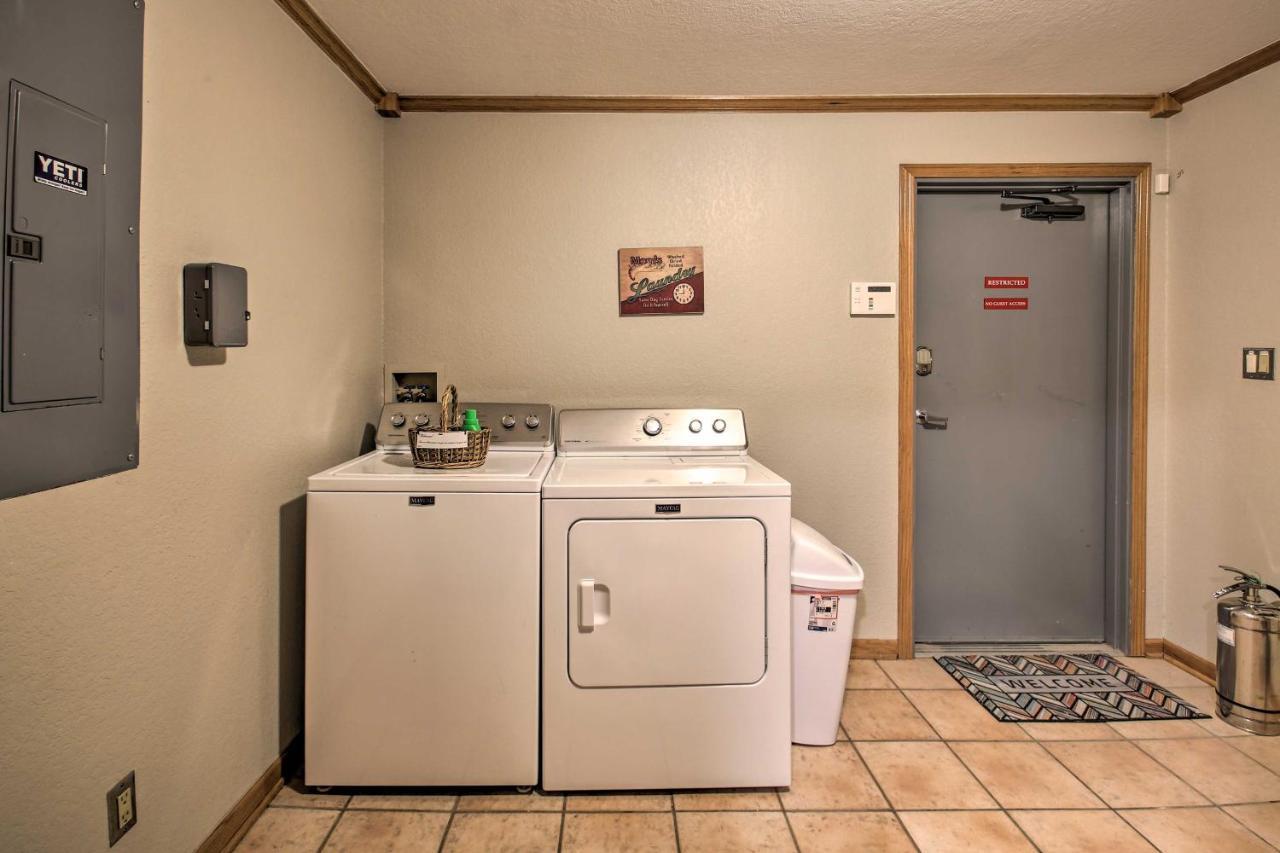 Holiday home Pet-friendly Lakefront Gem In With Docks Hot Springs