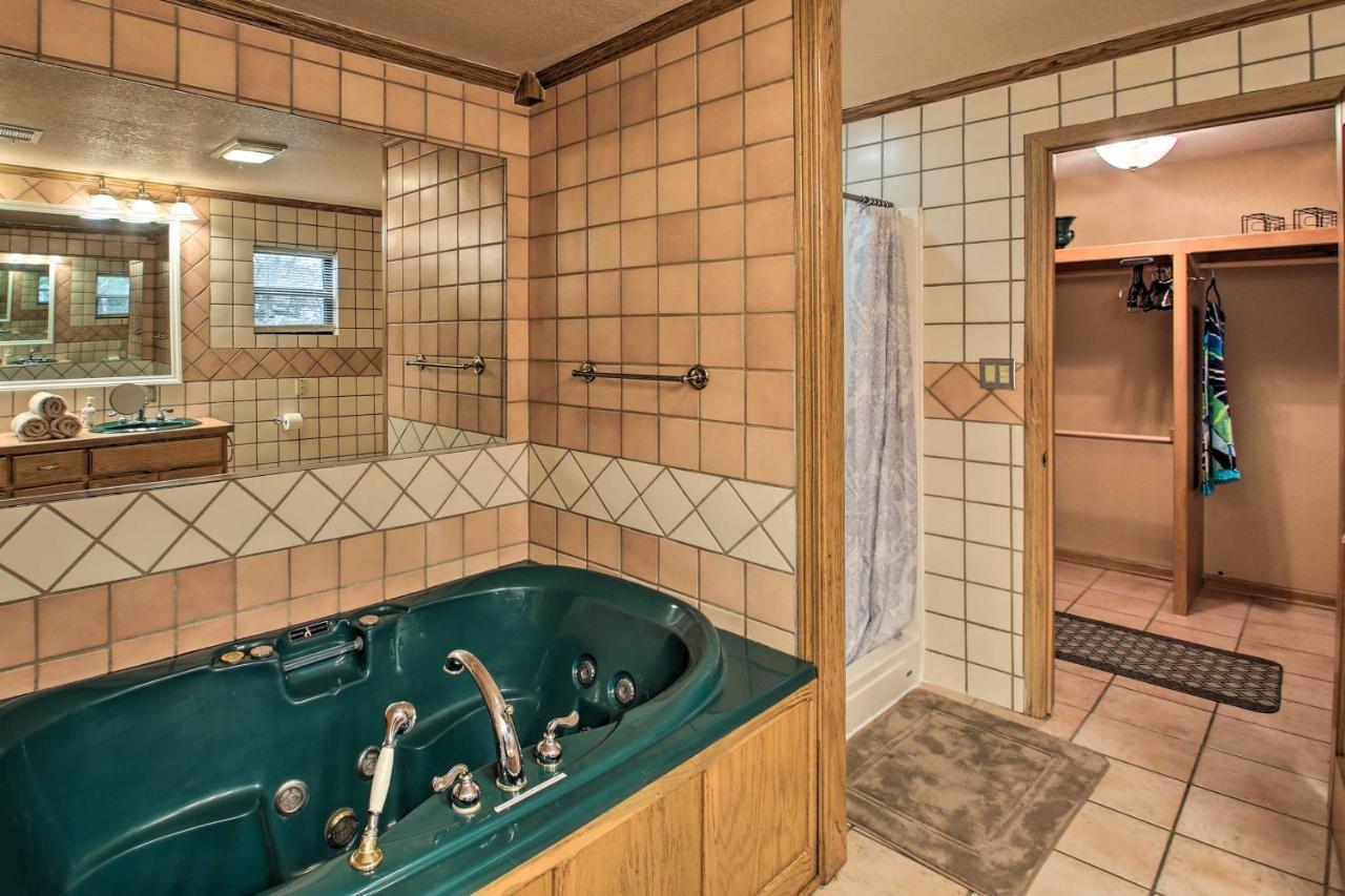Pet-friendly Lakefront Gem In With Docks