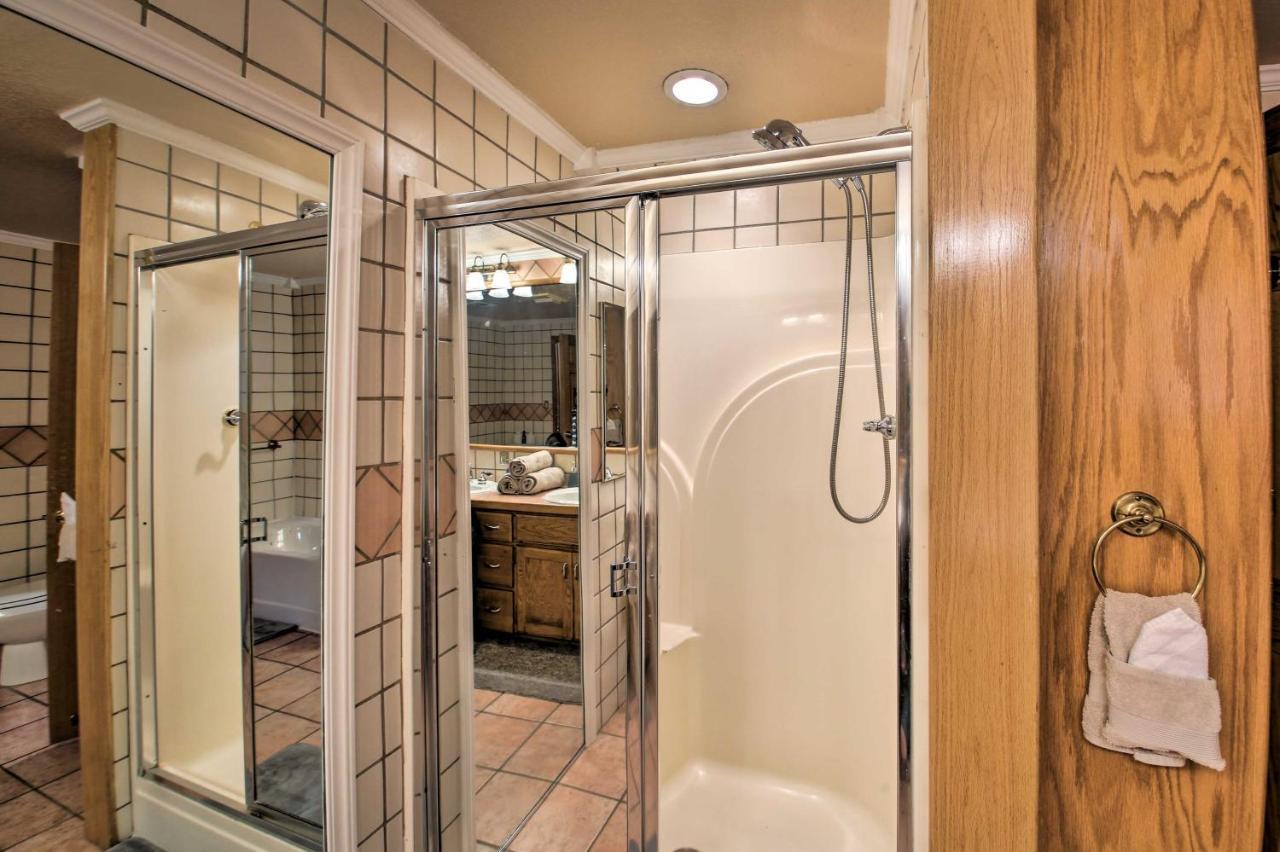 Pet-friendly Lakefront Gem In With Docks