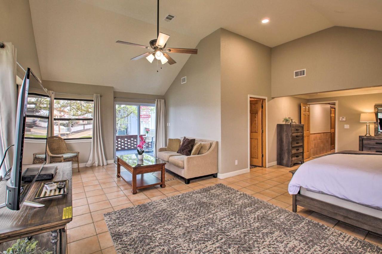 Pet-friendly Lakefront Gem In With Docks *