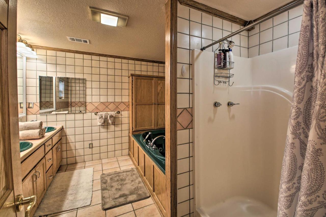 Pet-friendly Lakefront Gem In With Docks Holiday home