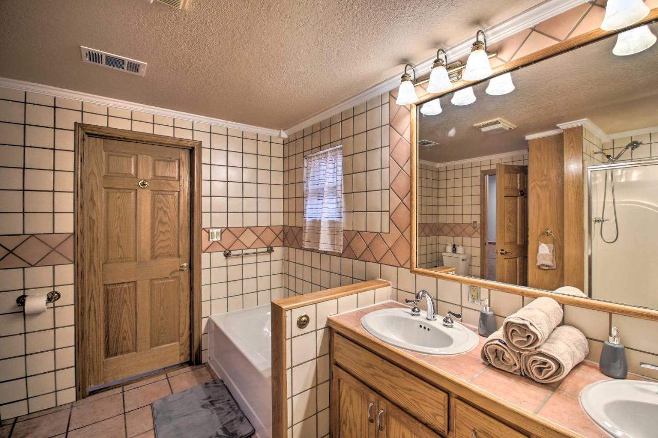Holiday home Pet-friendly Lakefront Gem In With Docks *