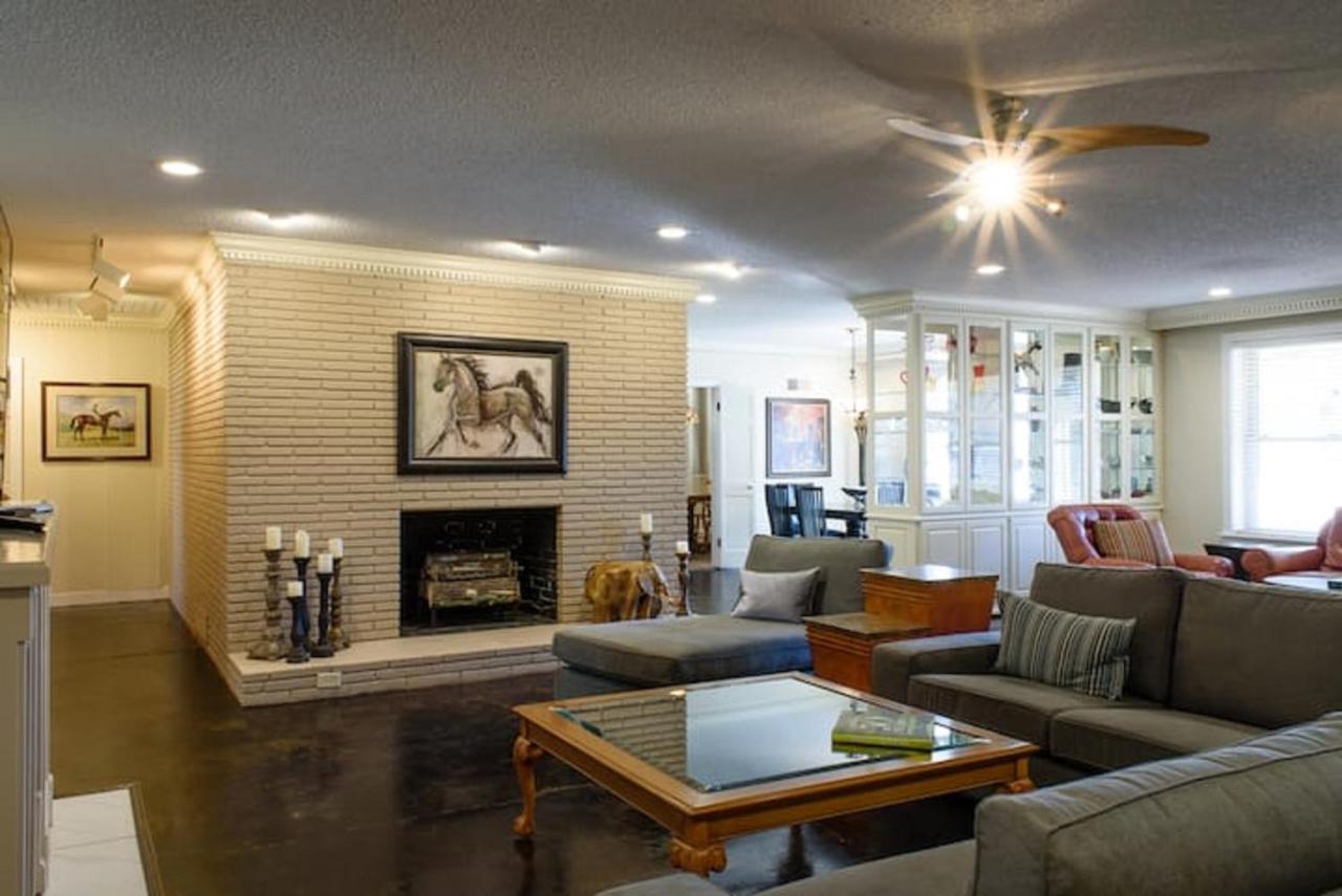 Oakwood Manor - Steps To Oaklawn, Minutes To Downtown, Lakes, Holiday home *