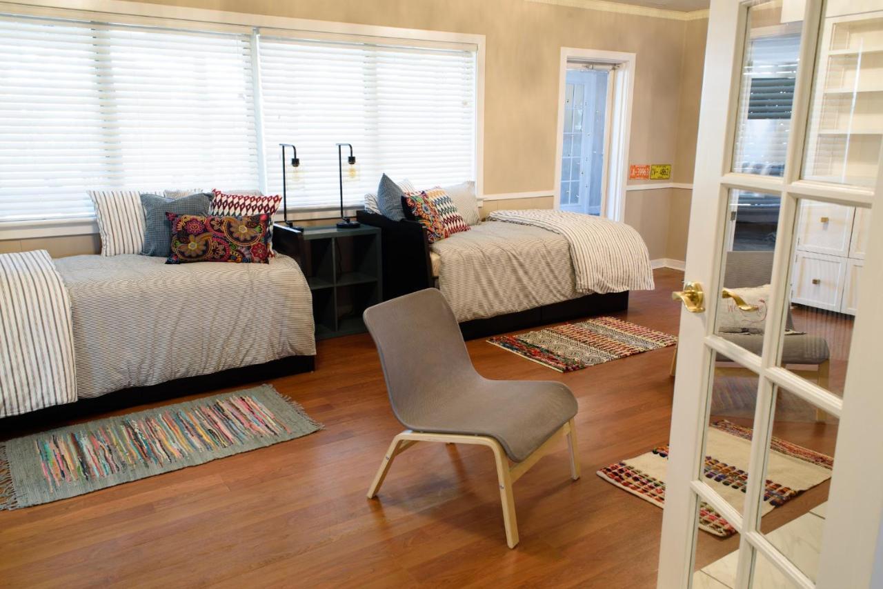 Oakwood Manor - Steps To Oaklawn, Minutes To Downtown, Lakes, Holiday home *
