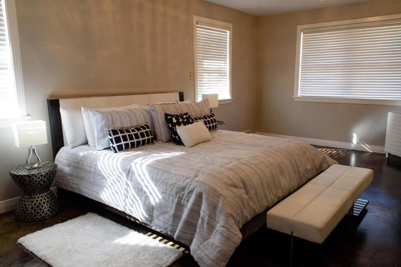 Oakwood Manor - Steps To Oaklawn, Minutes To Downtown, Lakes, Holiday home