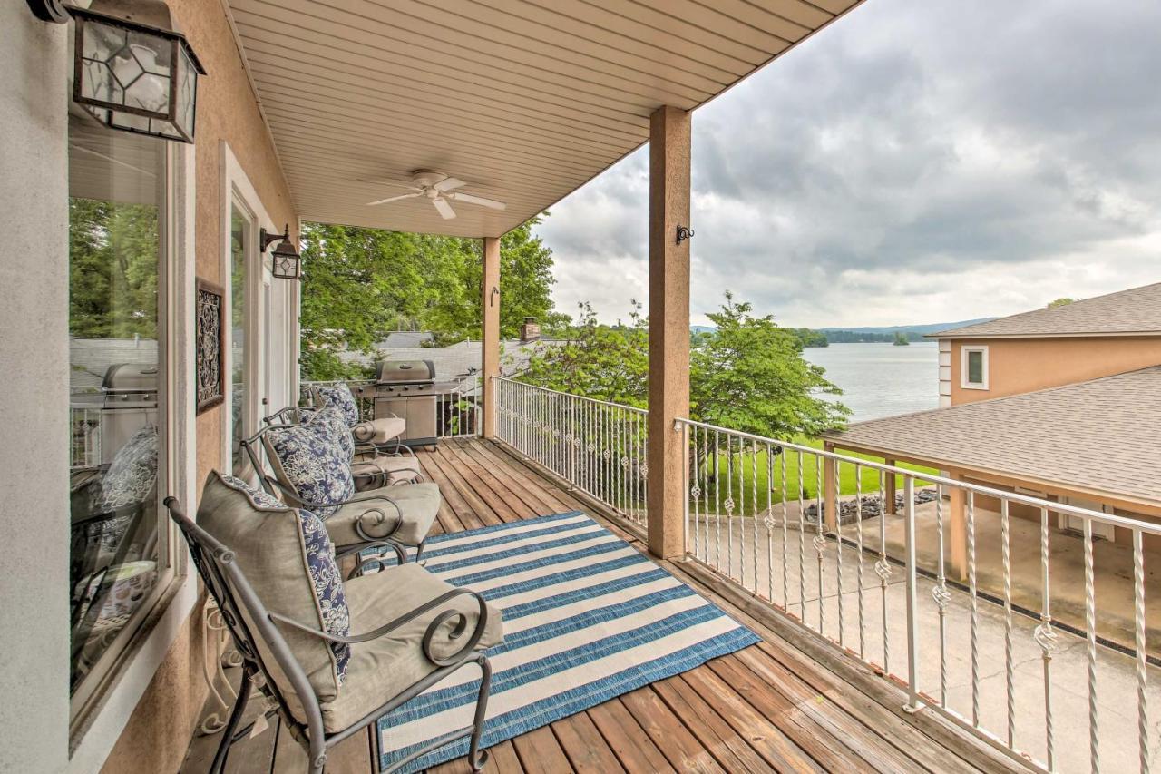 Remarkable With Lake Views! Apartment