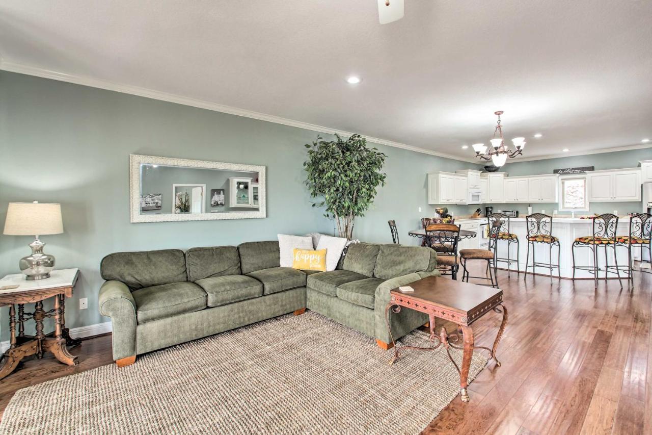 Remarkable With Lake Views! Apartment