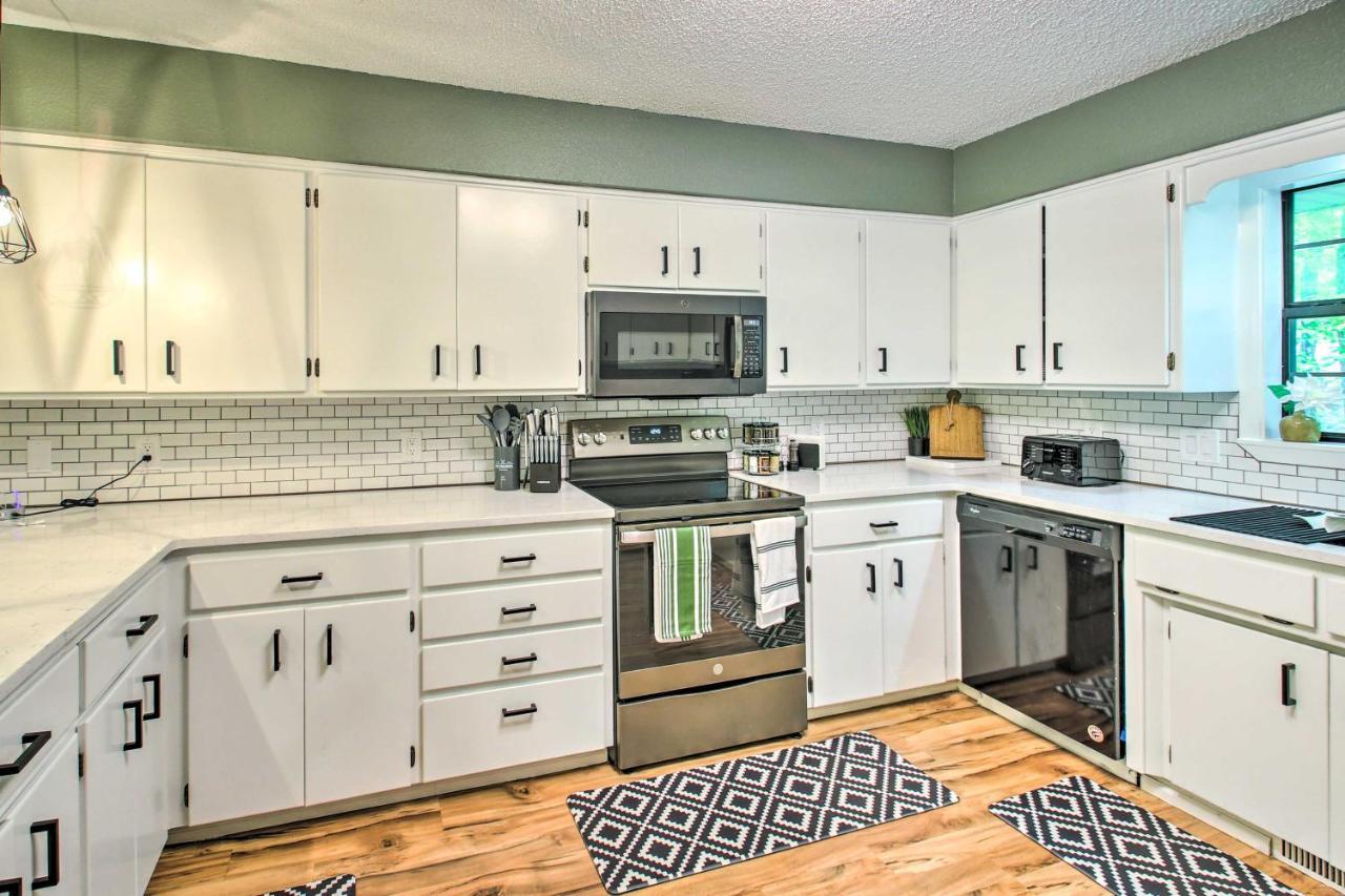 Holiday home With Deck And Amenities!