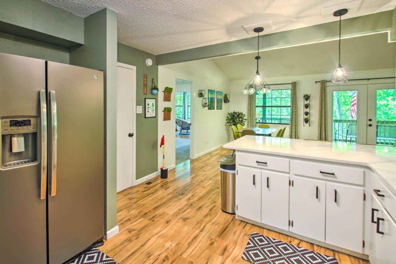 With Deck And Amenities! Holiday home Hot Springs