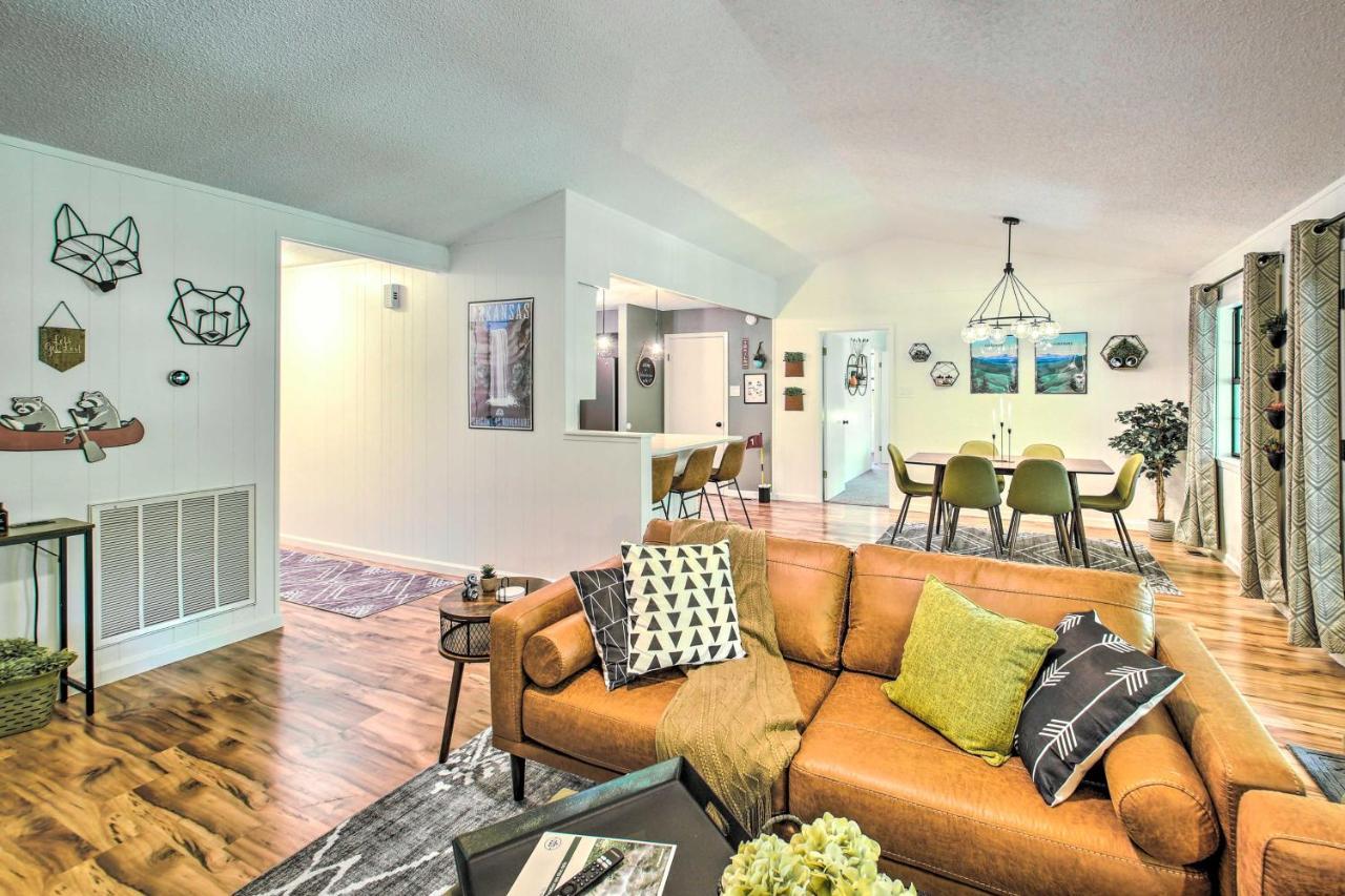 Holiday home With Deck And Amenities!
