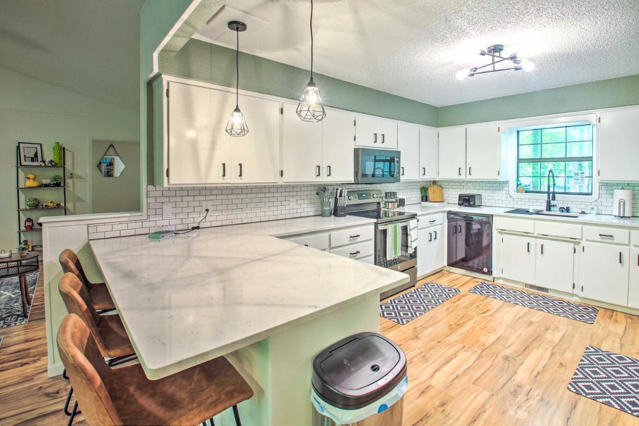 With Deck And Amenities! Hot Springs