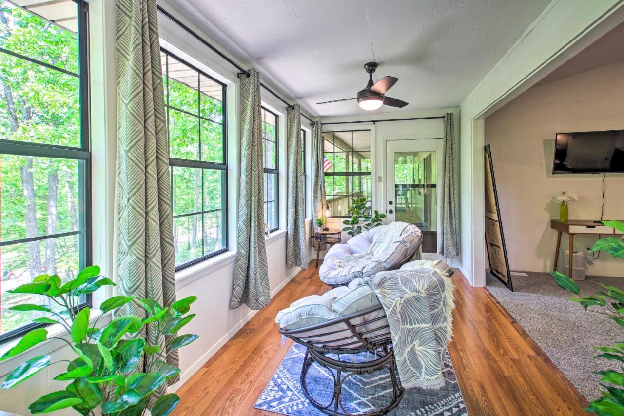 With Deck And Amenities! Holiday home Hot Springs