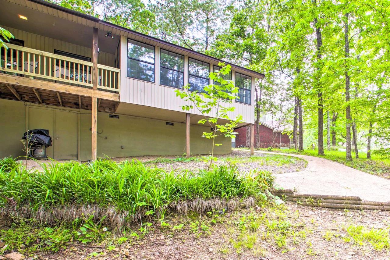 Holiday home With Deck And Amenities!
