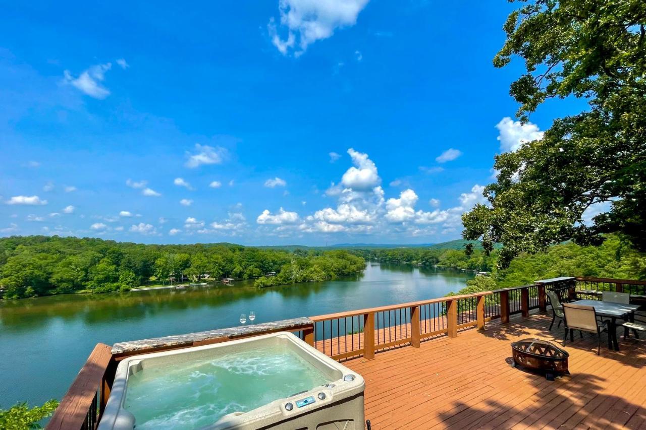 Holiday home Waterfront Escape With Hot Tub! *