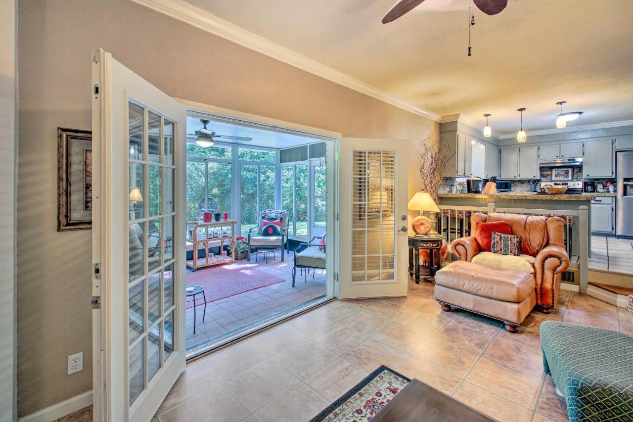 Charming With Sunroom And Yard Holiday home Hot Springs