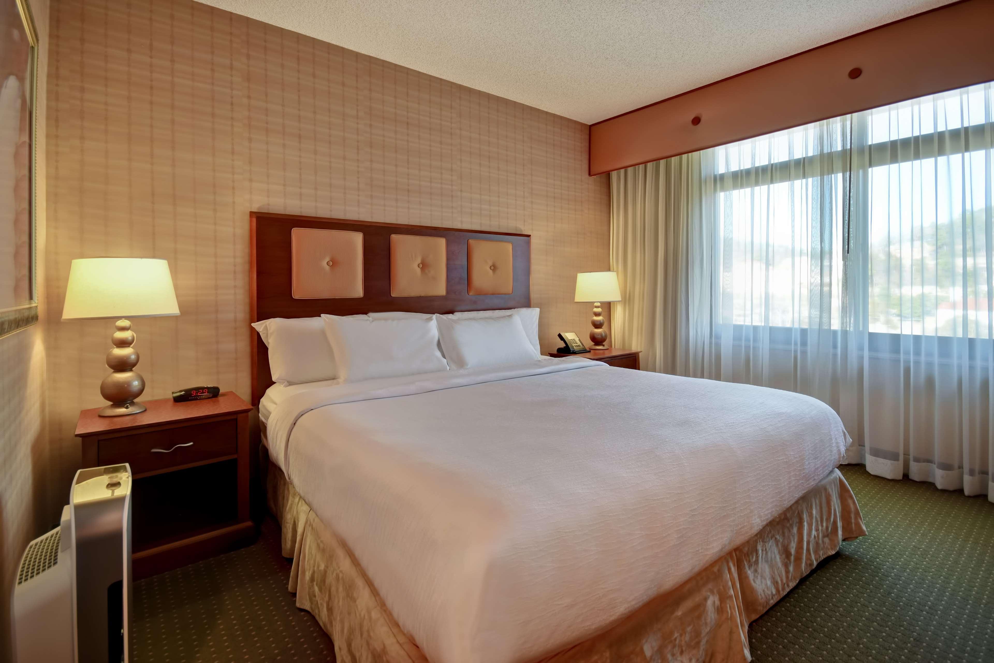 Hotel Embassy By Hilton At Convention Center 4*