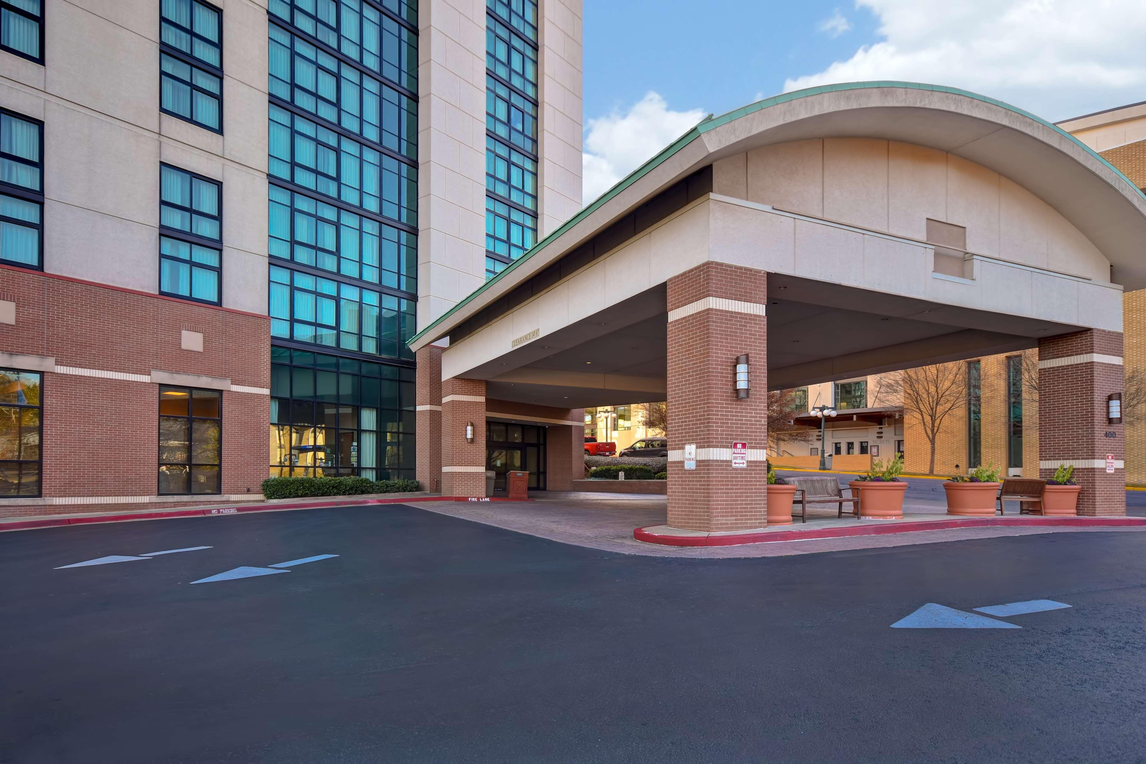 Hotel Embassy By Hilton At Convention Center