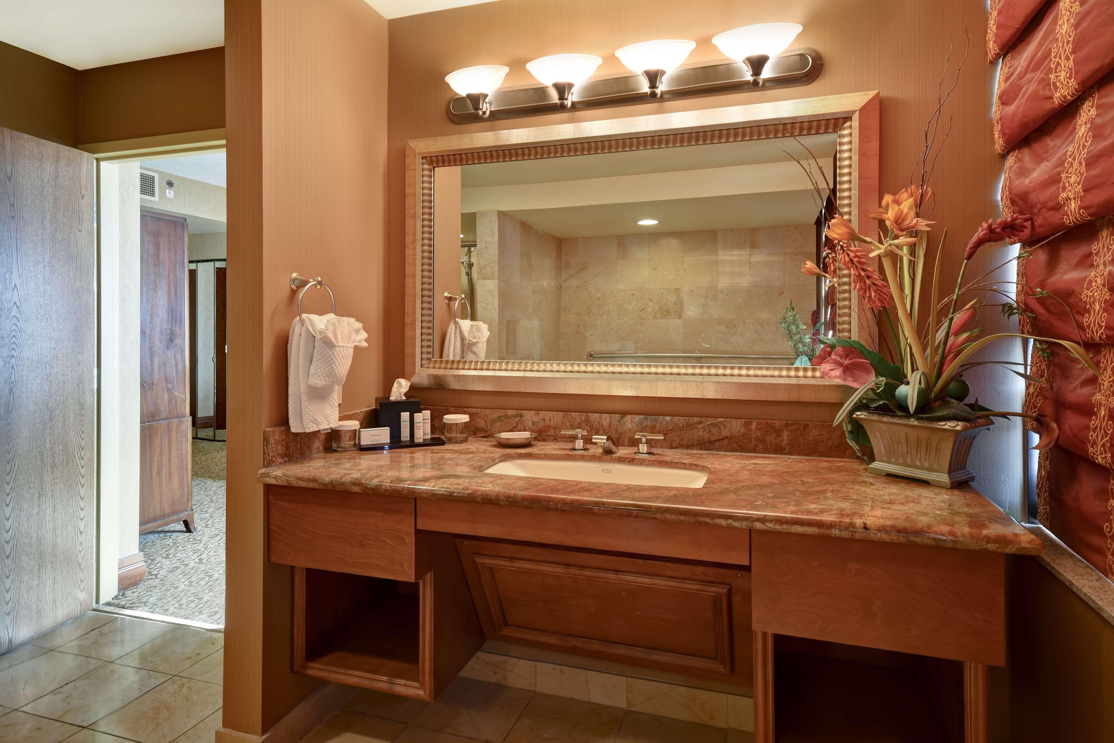 Hotel Embassy By Hilton At Convention Center 4*