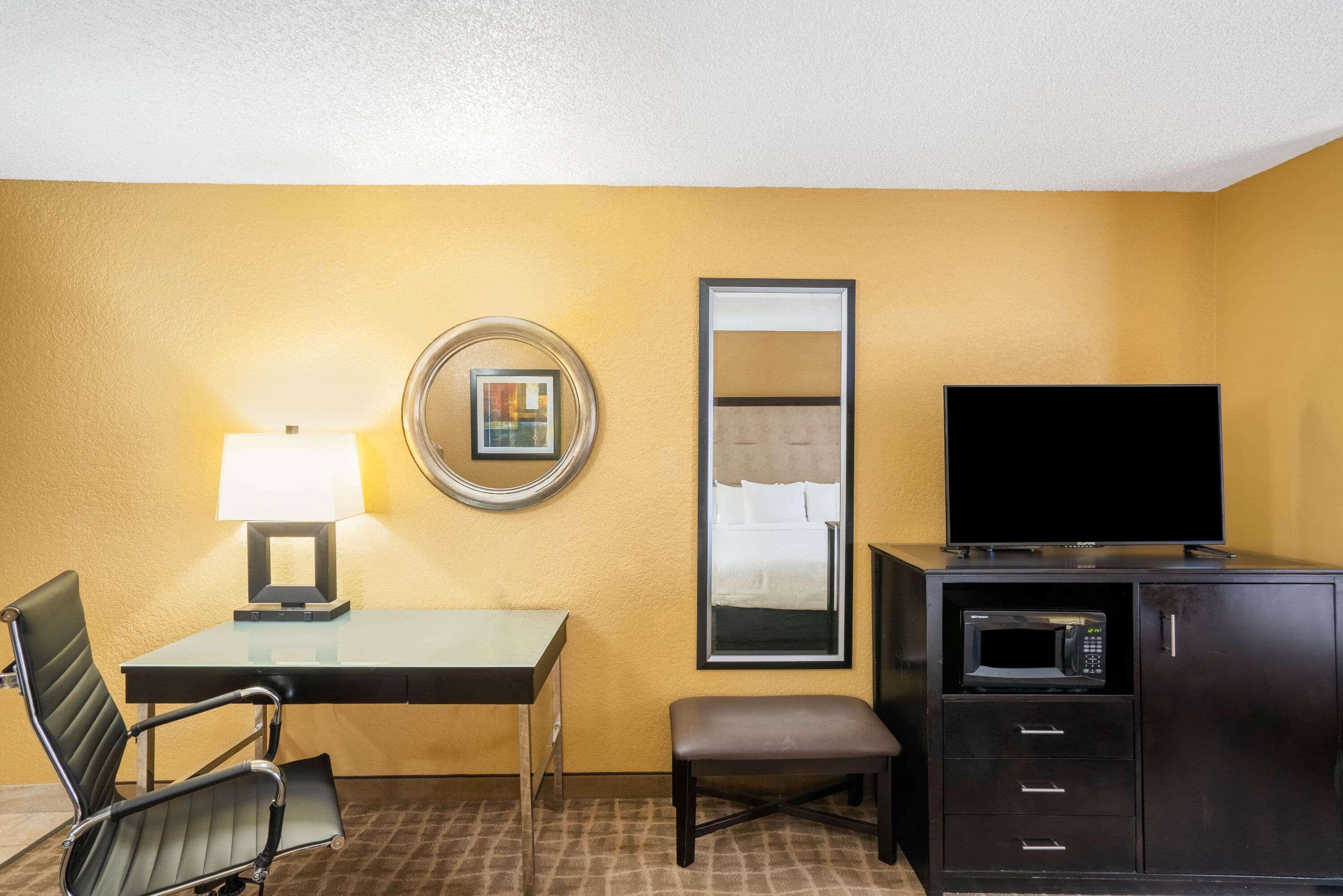 Hotel La Quinta By Wyndham Hot Springs