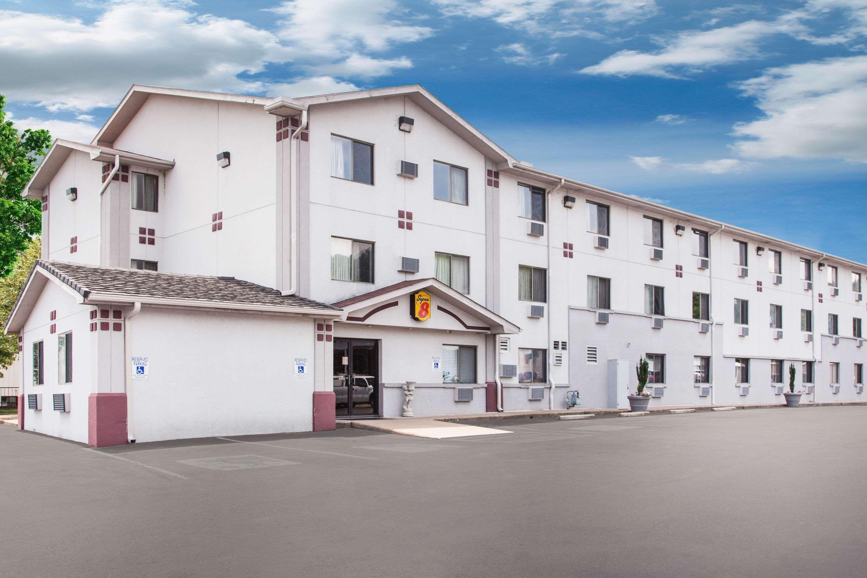 Super 8 By Wyndham Hotel