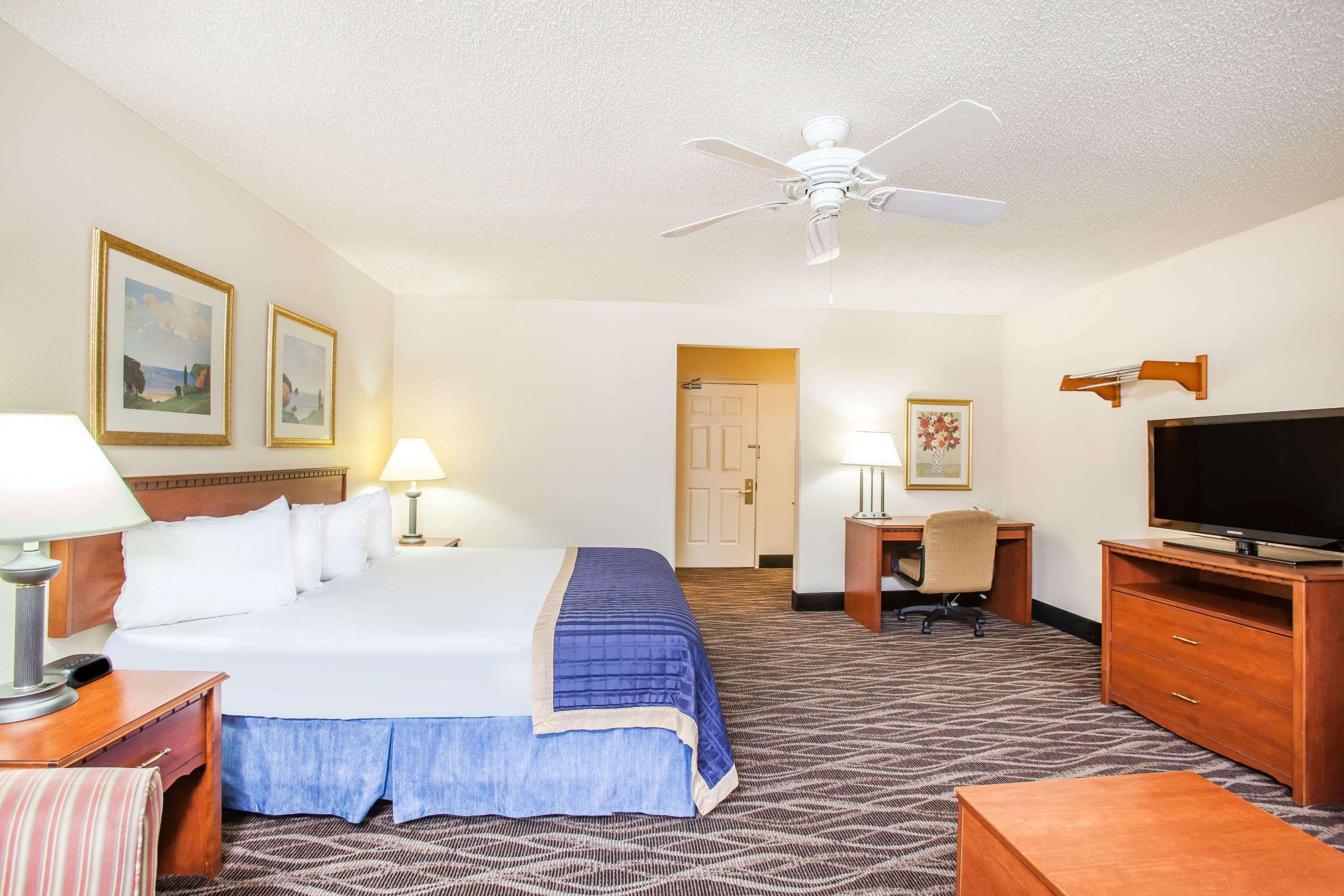 Baymont On The By Wyndham Hot Springs
