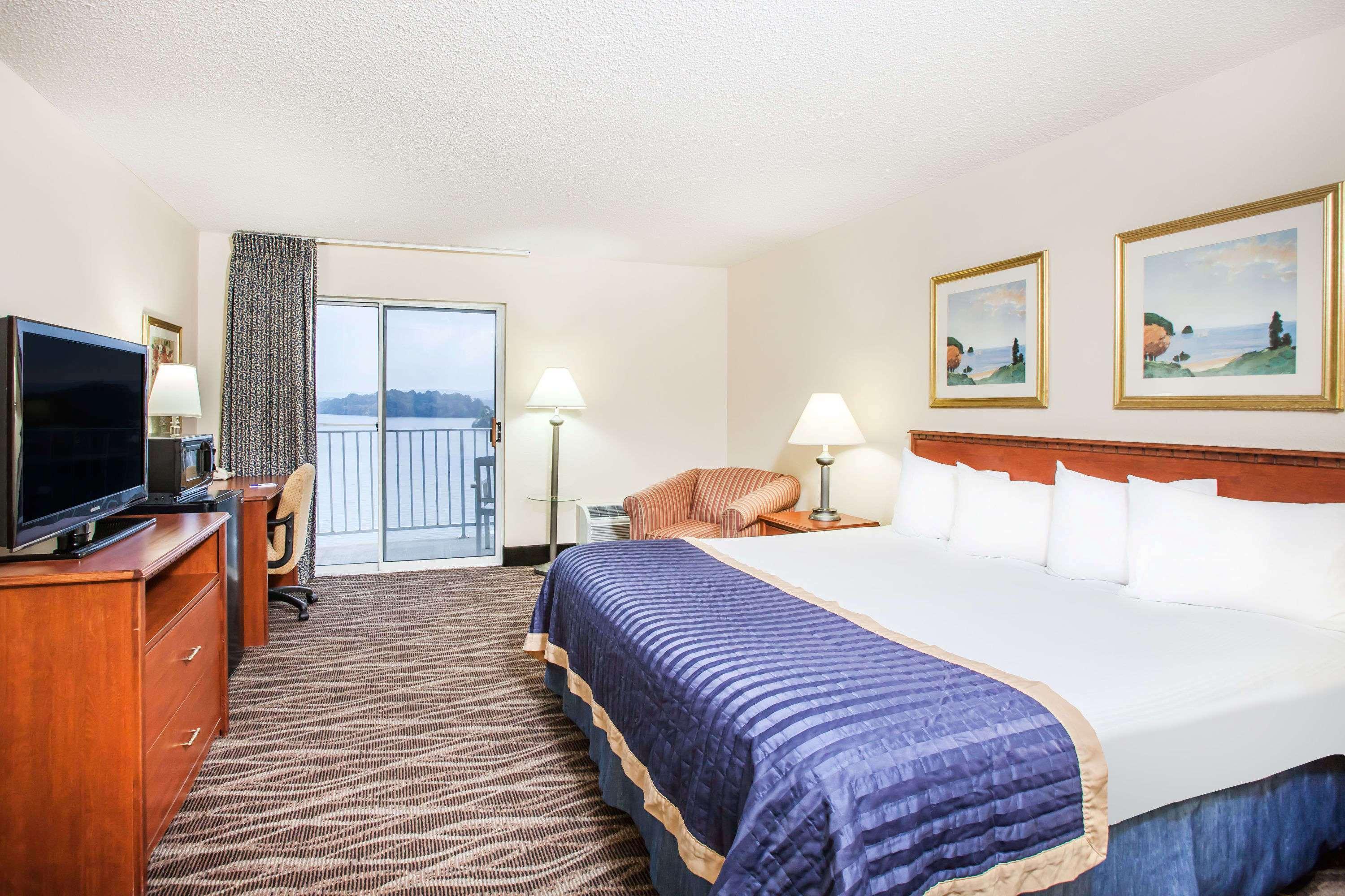 Baymont On The By Wyndham Hot Springs