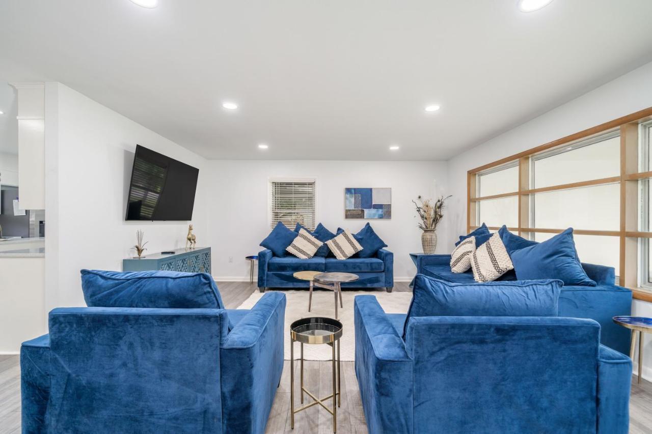 Golden Racehorse - Luxury Mid-century Modern Hot Springs