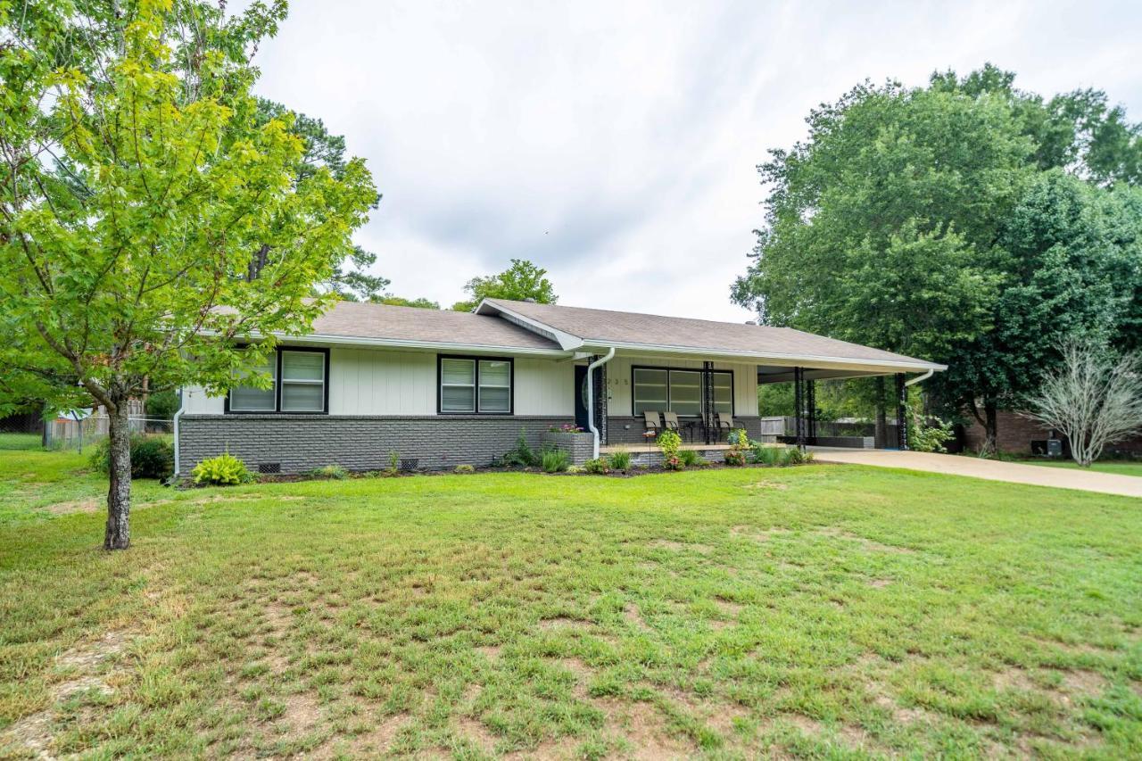 Golden Racehorse - Luxury Mid-century Modern Hot Springs