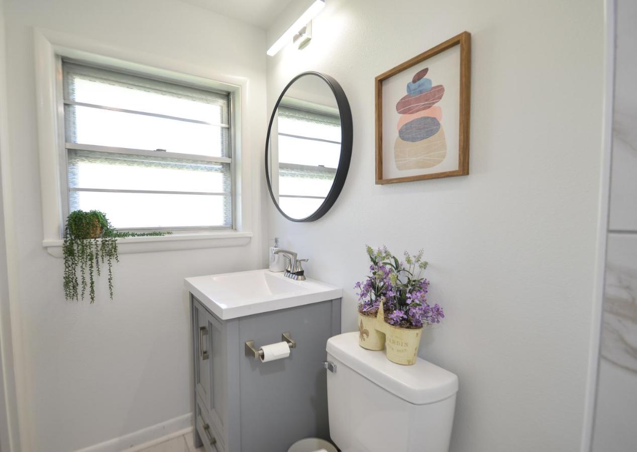 Golden Racehorse - Luxury Mid-century Modern Hot Springs