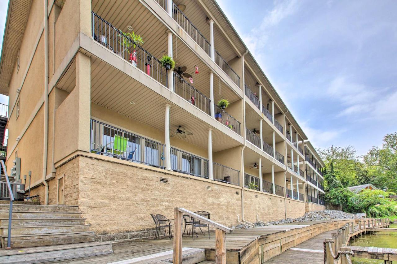 Lakefront With Balcony And Boat Slip Apartment Hot Springs