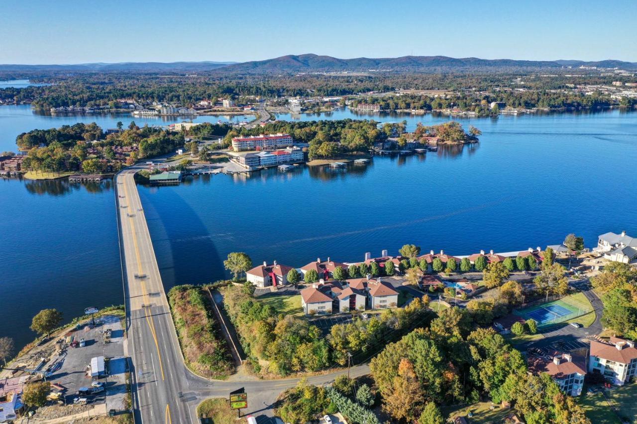 Lakefront With Pool Access! Apartment *