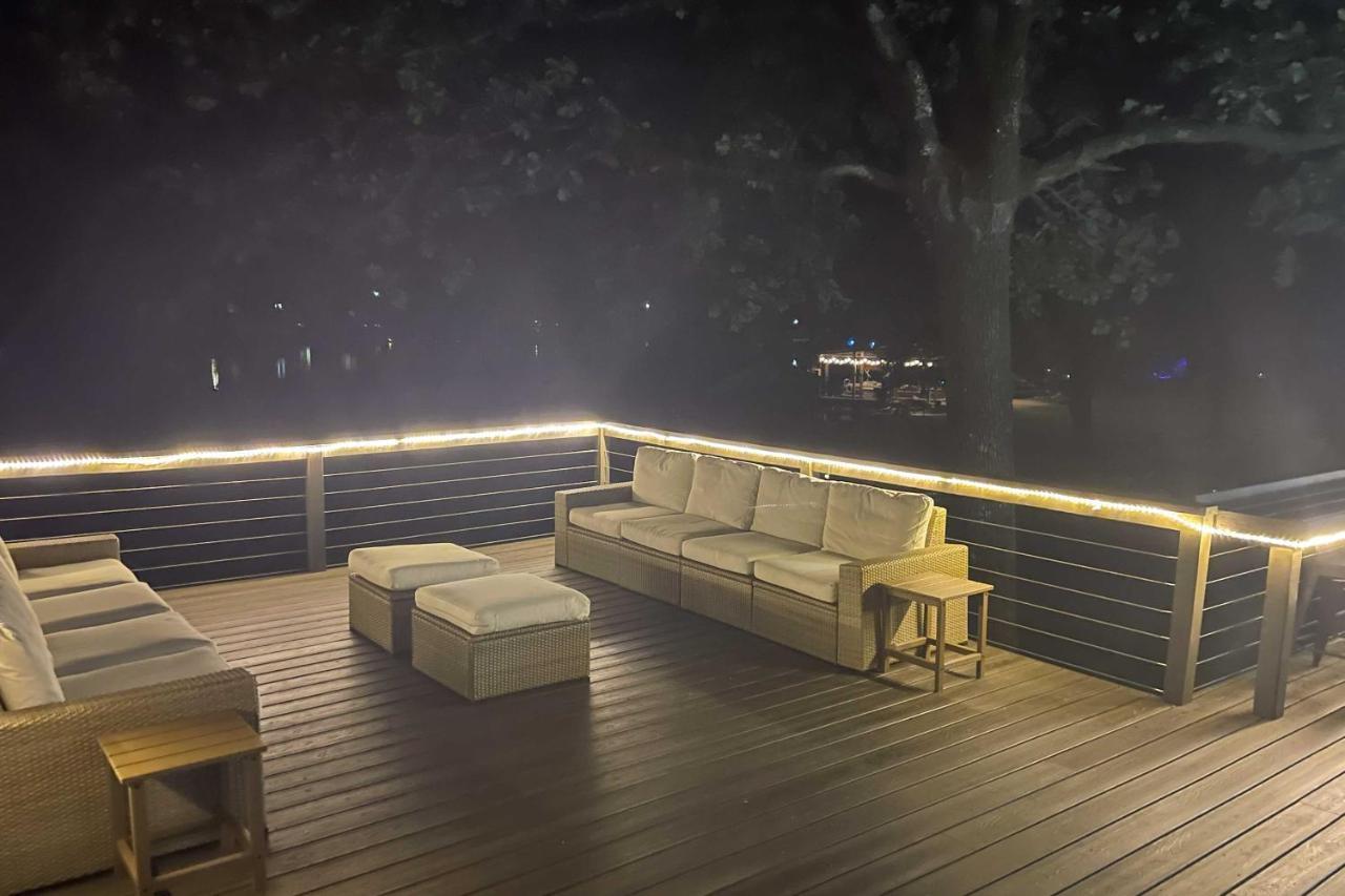 Waterfront Hamilton Deck, Fire Pit Holiday home *