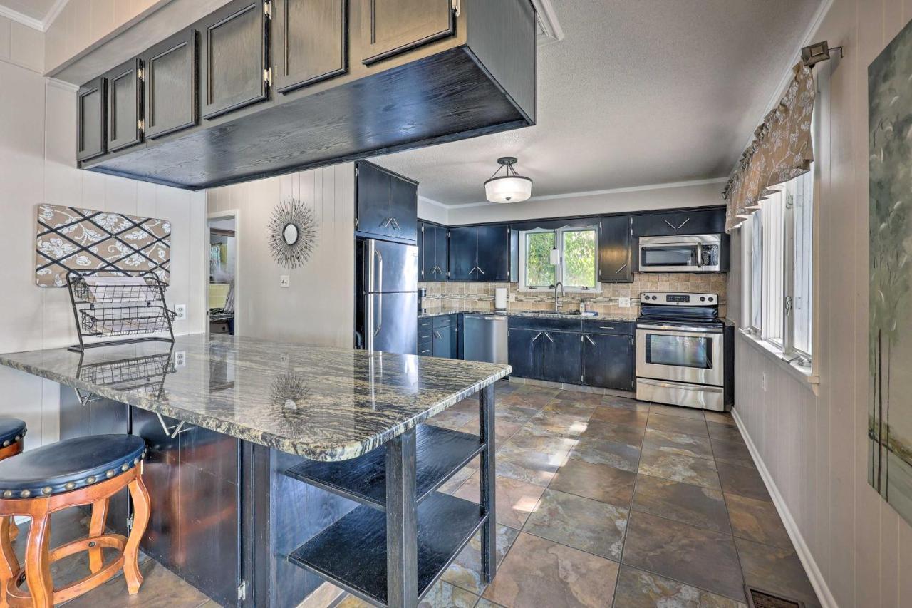 Holiday home Lakefront With Hot Tub And Dock!