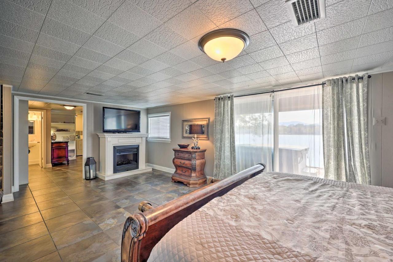 Holiday home Lakefront With Hot Tub And Dock! *