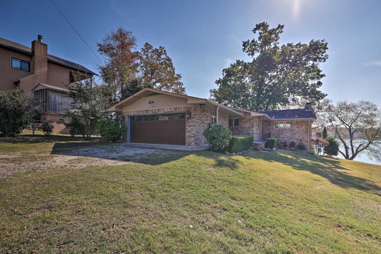 Holiday home Lakefront With Hot Tub And Dock!