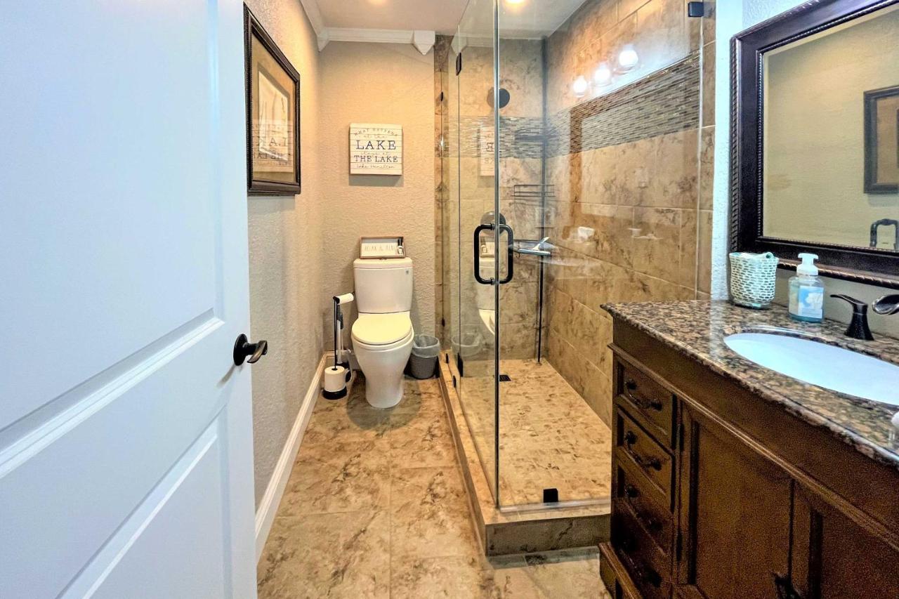 Apartment Updated Daze With Amazing Pool! *