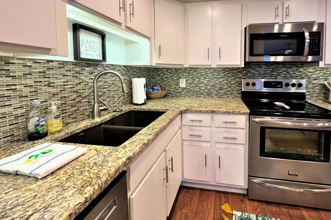 Apartment Updated Daze With Amazing Pool! *