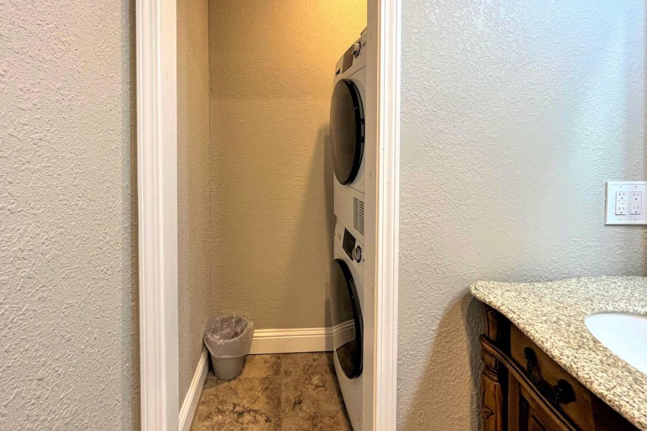 Updated Daze With Amazing Pool! Apartment Hot Springs