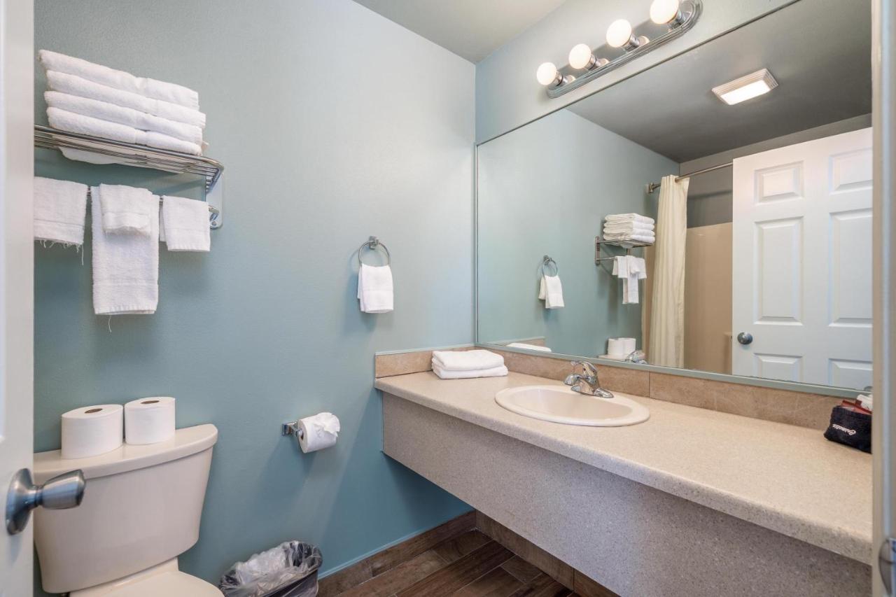 The Hamilton - Lakefront & Suites,